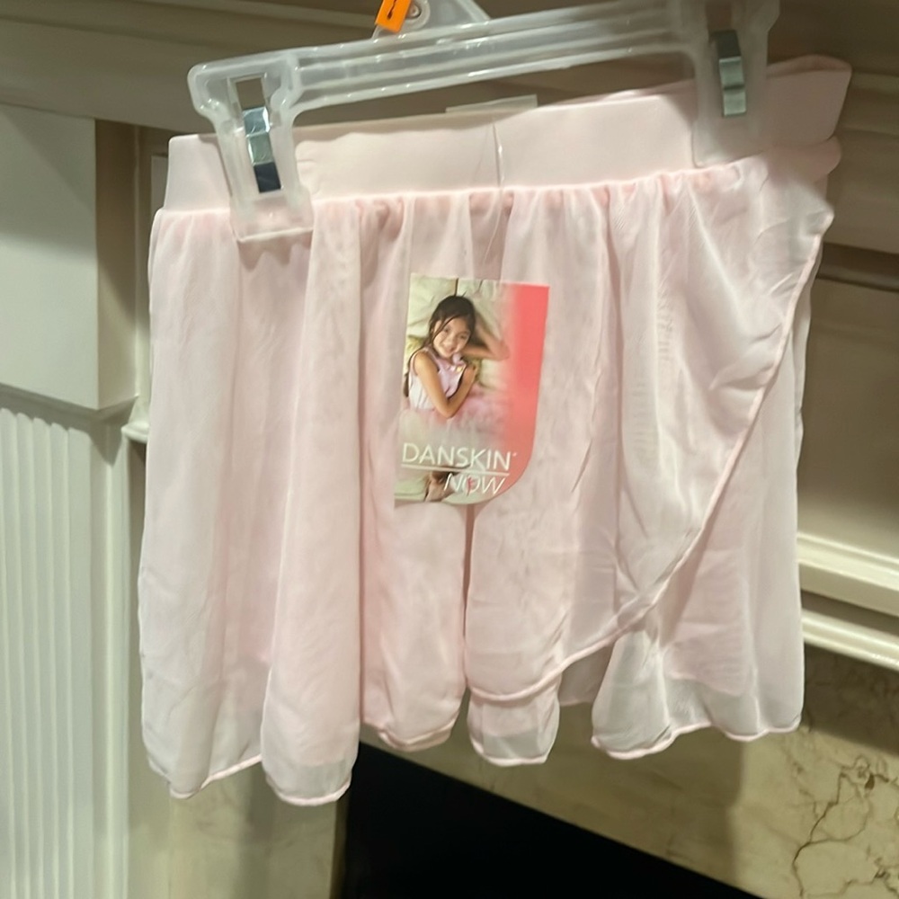 Dance skirt. Size 7-8 girls.  Still has tags on.  Listing # 428
